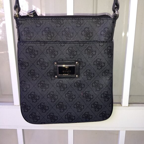 Guess Crossbody Purse. - Picture 1 of 4
